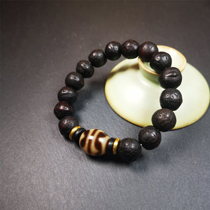 This unique Dalo Dzi bracelet is made up of one tiger tooth Dalo Dzi and 15 old bodhi seed beads. It is brown in color and has a circumference of approximately 7 inches, is suitable for most wrist sizes.  This bracelet combines the mysterious and unique qualities of the tiger tooth Dalo Dzi and the bodhi seed beads, giving it a distinct feel. 