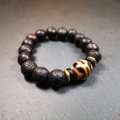 This unique Dalo Dzi bracelet is made up of one tiger tooth Dalo Dzi and 15 old bodhi seed beads. It is brown in color and has a circumference of approximately 7 inches, is suitable for most wrist sizes.  This bracelet combines the mysterious and unique qualities of the tiger tooth Dalo Dzi and the bodhi seed beads, giving it a distinct feel. 