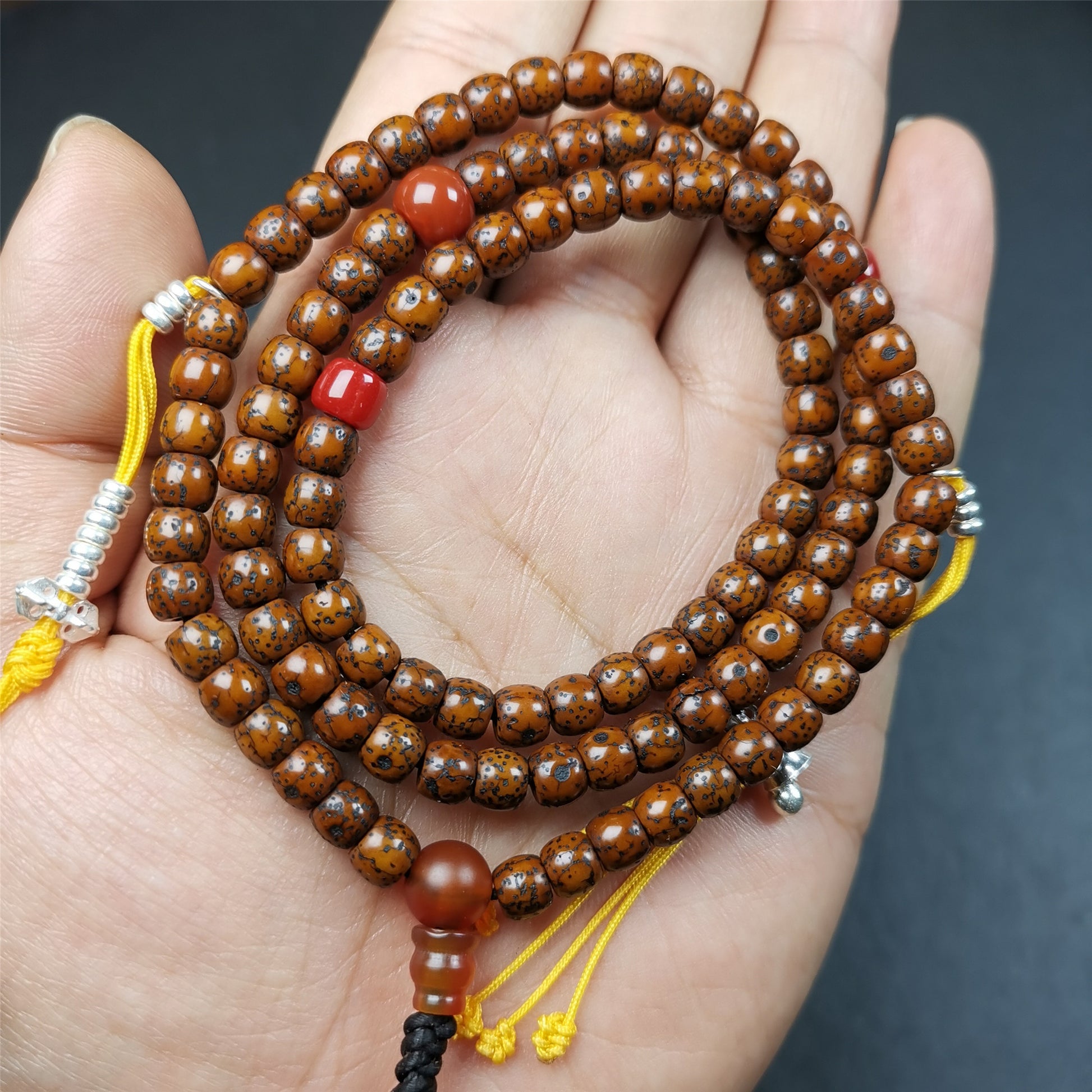 This old lotus seed mala was handmade from tibetan crafts man in Baiyu County,about 20 years old. It's composed of 108 lotus seed beads,then add some agate beads,1 pair of silver bead counters,and agate guru bead on it.