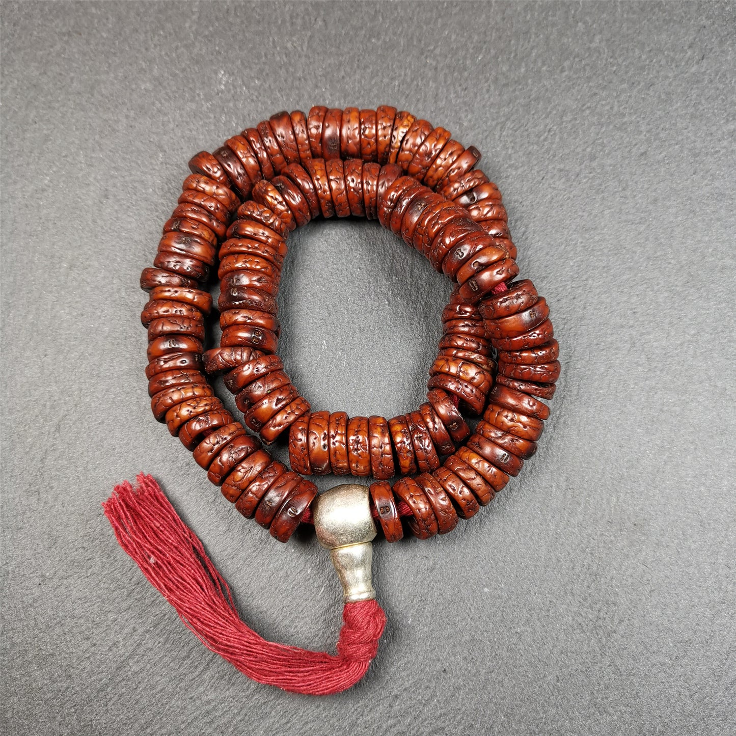 This bodhi bead mala is made by Tibetan craftsmen,about 40 years old,blessed by a lama in Baiyu Monastery.  108 bodhi beads approximately 13mm / 0.51 inches,Mala'perimeter is about 44cm,17.3 inches.