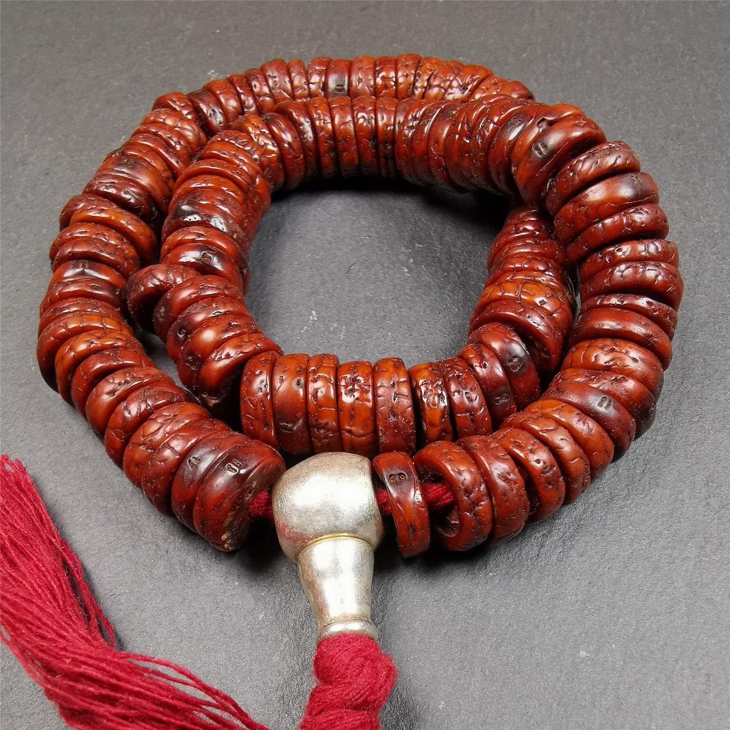 This bodhi bead mala is made by Tibetan craftsmen,about 40 years old,blessed by a lama in Baiyu Monastery.  108 bodhi beads approximately 13mm / 0.51 inches,Mala'perimeter is about 44cm,17.3 inches.