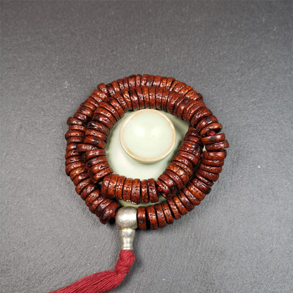 This bodhi bead mala is made by Tibetan craftsmen,about 40 years old,blessed by a lama in Baiyu Monastery.  108 bodhi beads approximately 13mm / 0.51 inches,Mala'perimeter is about 44cm,17.3 inches.