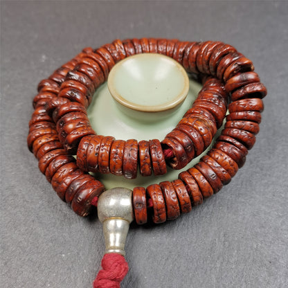 This bodhi bead mala is made by Tibetan craftsmen,about 40 years old,blessed by a lama in Baiyu Monastery.  108 bodhi beads approximately 13mm / 0.51 inches,Mala'perimeter is about 44cm,17.3 inches.