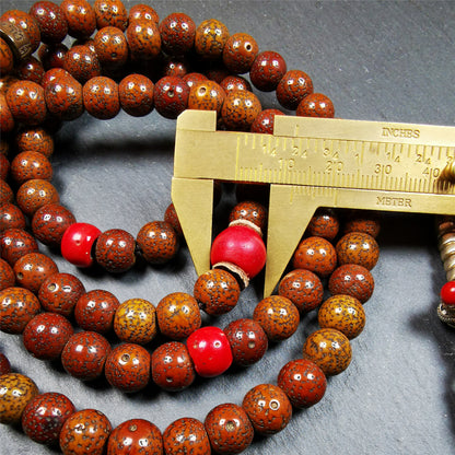 This lotus seed beads mala is collected from Derge county,hold and blessed by a lama in Gengqing monastery, about 30 years old.  It is composed of 108 bodhi seed beads, and is equipped with 3 Sherpa agate beads, silver bead counters are installed on both sides, 1 om mantra bead clip,and finally consists a vajra on the end, very elegant.