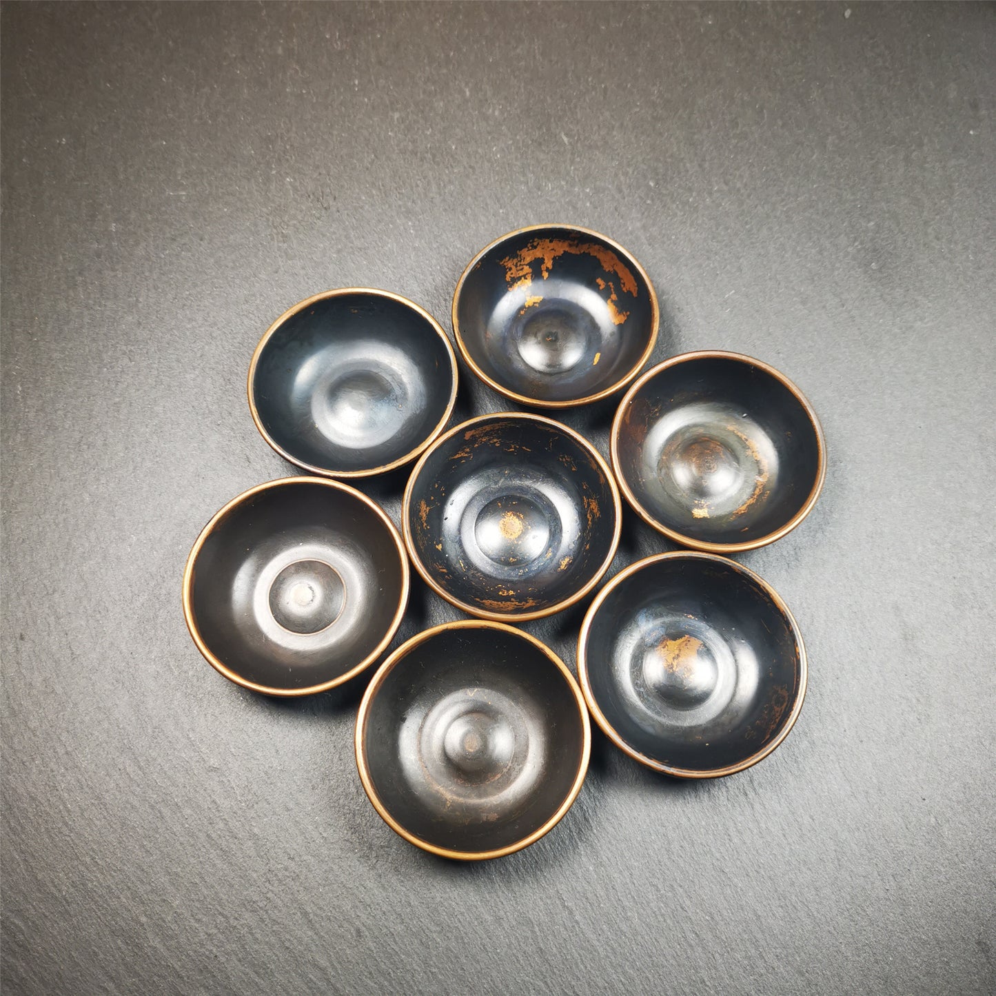 This set of tibetan water offering bowls are handmade by Tibetan craftsmen,it was made of copper,1.89 inch diameter, 0.6 inches height, You can put them in your shrine.