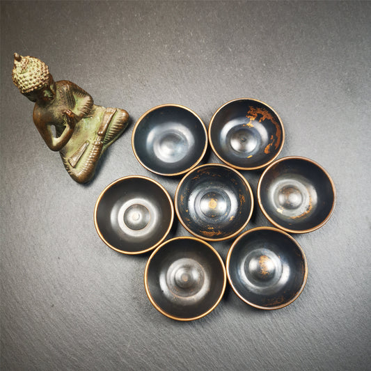 This set of tibetan water offering bowls are handmade by Tibetan craftsmen,it was made of copper,1.89 inch diameter, 0.6 inches height, You can put them in your shrine.