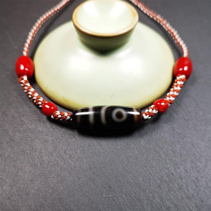 This necklace was hand-woven by Tibetans from Baiyu County, the main bead is a 2 eyed dzi bead, paired with agate beads,about 30 years old. It can be worn as a fashionable accessory, also holds cultural and religious significance.