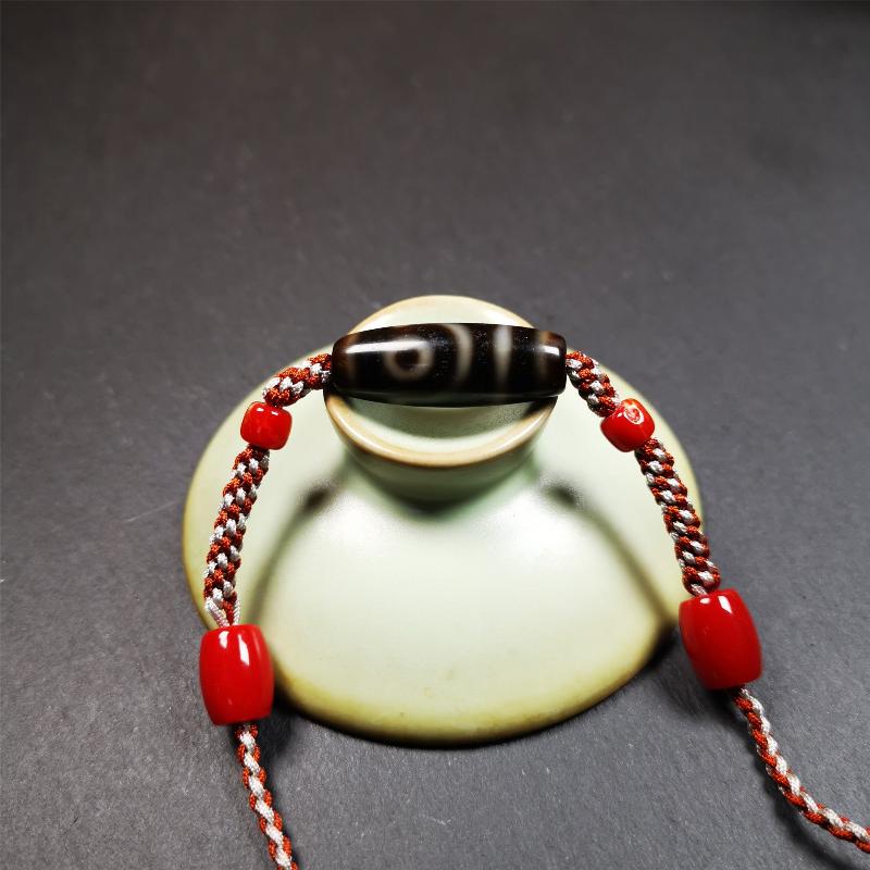 This necklace was hand-woven by Tibetans from Baiyu County, the main bead is a 2 eyed dzi bead, paired with agate beads,about 30 years old. It can be worn as a fashionable accessory, also holds cultural and religious significance.