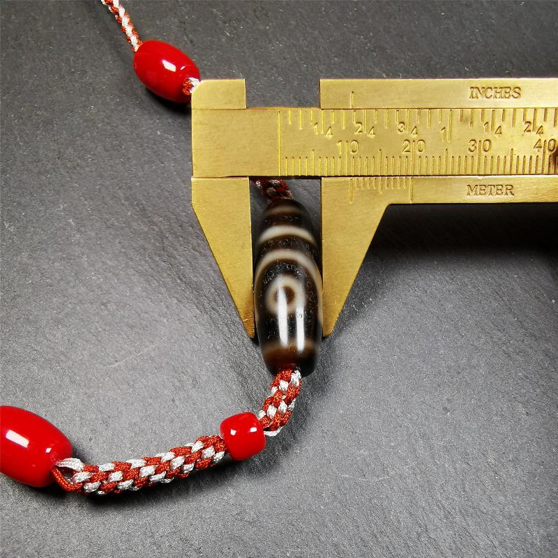 This necklace was hand-woven by Tibetans from Baiyu County, the main bead is a 2 eyed dzi bead, paired with agate beads,about 30 years old. It can be worn as a fashionable accessory, also holds cultural and religious significance.