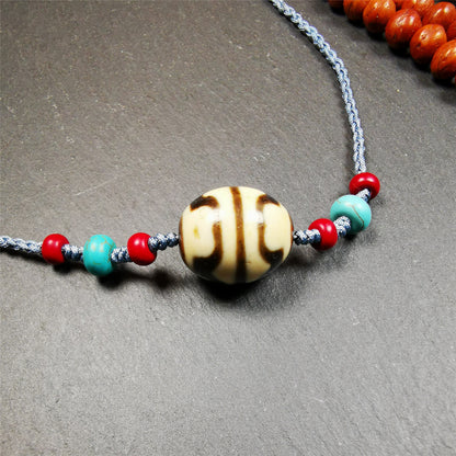 This necklace was hand-woven by Tibetans from Baiyu County, the main bead is a lotus dalo dzi bead, paired with turquoise and agate beads,about 40 years old. It can be worn not only as a fashionable accessory but also holds cultural and religious significance. The length of the necklace can be adjusted, the maximum circumference is about 60cm.