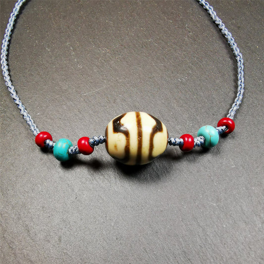 This necklace was hand-woven by Tibetans from Baiyu County, the main bead is a lotus dalo dzi bead, paired with turquoise and agate beads,about 40 years old. It can be worn not only as a fashionable accessory but also holds cultural and religious significance. The length of the necklace can be adjusted, the maximum circumference is about 60cm.