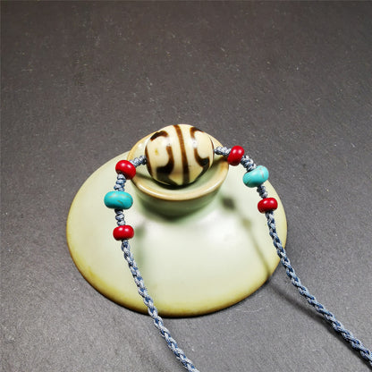 This necklace was hand-woven by Tibetans from Baiyu County, the main bead is a lotus dalo dzi bead, paired with turquoise and agate beads,about 40 years old. It can be worn not only as a fashionable accessory but also holds cultural and religious significance. The length of the necklace can be adjusted, the maximum circumference is about 60cm.