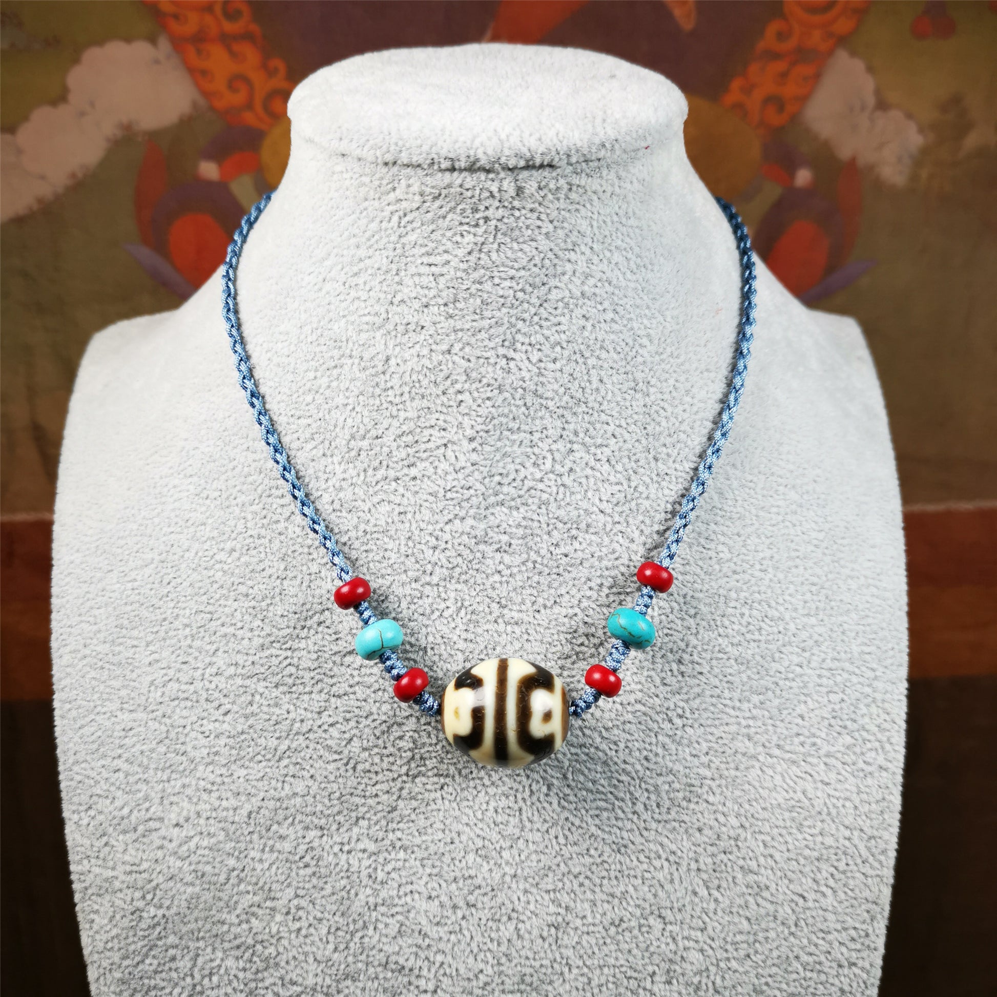 This necklace was hand-woven by Tibetans from Baiyu County, the main bead is a lotus dalo dzi bead, paired with turquoise and agate beads,about 40 years old. It can be worn not only as a fashionable accessory but also holds cultural and religious significance. The length of the necklace can be adjusted, the maximum circumference is about 60cm.