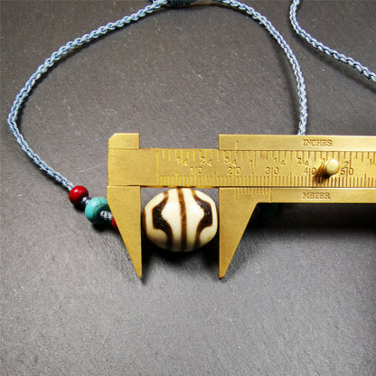 This necklace was hand-woven by Tibetans from Baiyu County, the main bead is a lotus dalo dzi bead, paired with turquoise and agate beads,about 40 years old. It can be worn not only as a fashionable accessory but also holds cultural and religious significance. The length of the necklace can be adjusted, the maximum circumference is about 60cm.