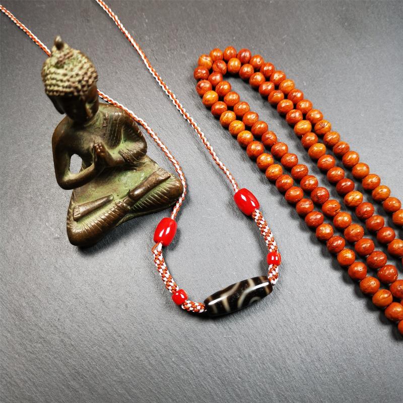 This necklace was hand-woven by Tibetans from Baiyu County, the main bead is a 2 eyed dzi bead, paired with agate beads,about 30 years old. It can be worn as a fashionable accessory, also holds cultural and religious significance.