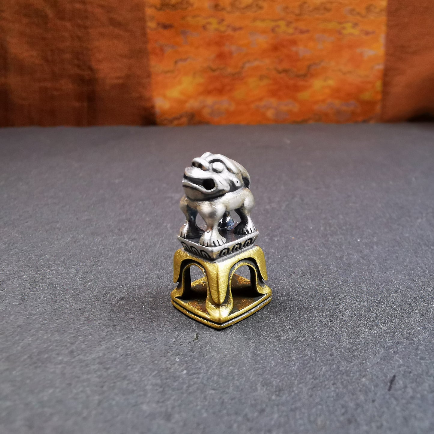 This tibetan snow lion seal was handmade from tibetan craftman. It is made of silver and brass,carved snow lion on the top and the Swastika symbol seal on the bottom,size is 0.9 inches.