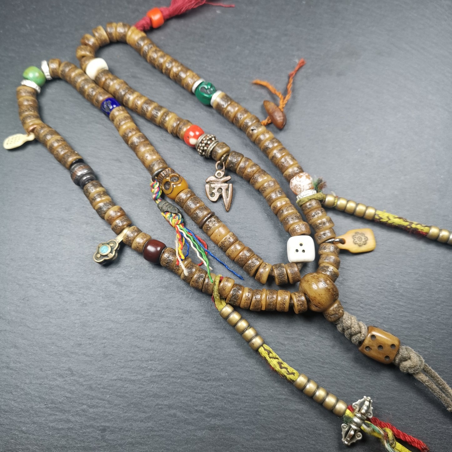 Gandhanra Old Tibetan Kapala Mala,Skull Bone Prayer Bead of Yachen Gar,collected from Nyingma Yachen Gar, and has been passed down since the 19th century,used and blessed by lamas.Comes from the master of sky burial, made according to traditional rituals, and accessories are gradually added,collection level.