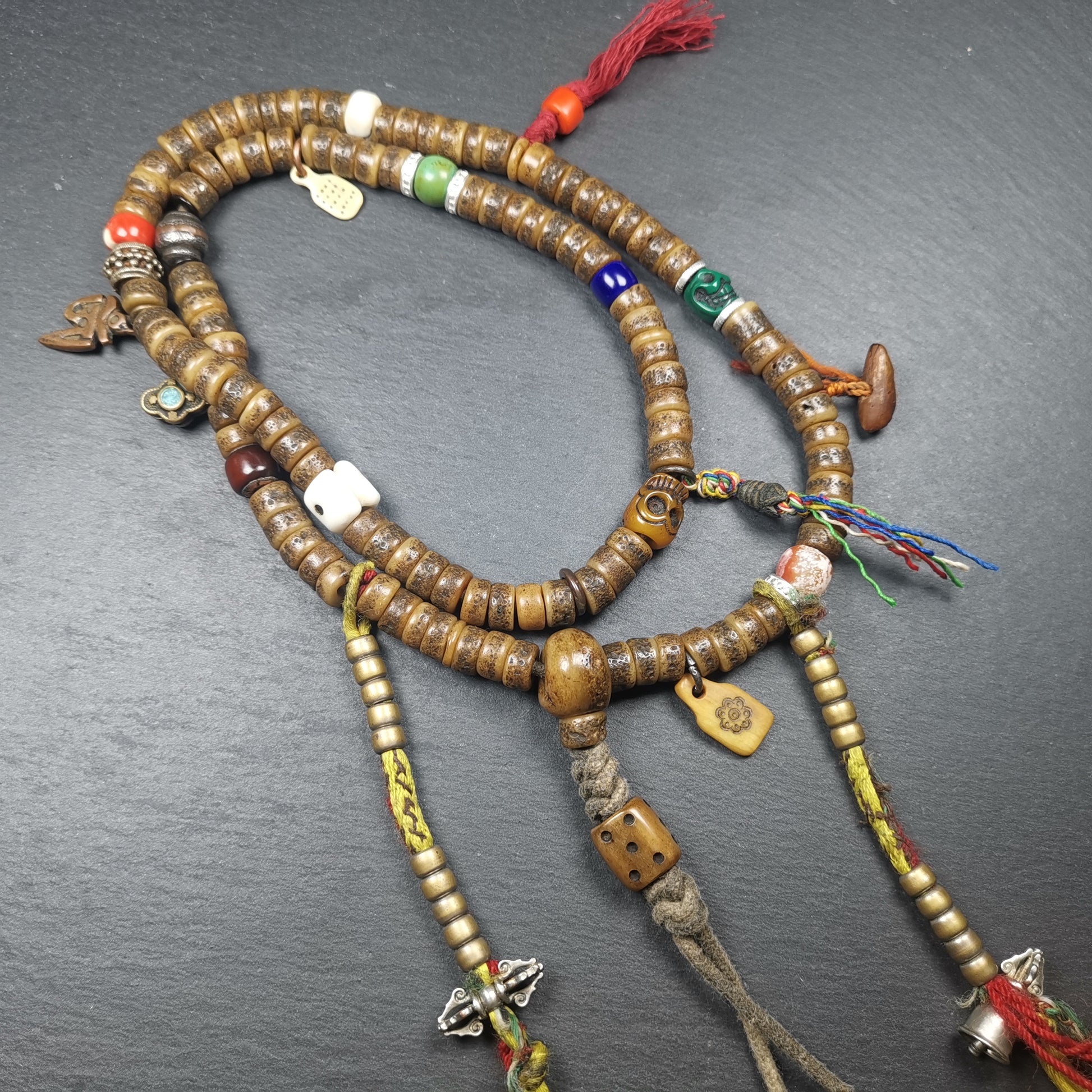 Gandhanra Old Tibetan Kapala Mala,Skull Bone Prayer Bead of Yachen Gar,collected from Nyingma Yachen Gar, and has been passed down since the 19th century,used and blessed by lamas.Comes from the master of sky burial, made according to traditional rituals, and accessories are gradually added,collection level.