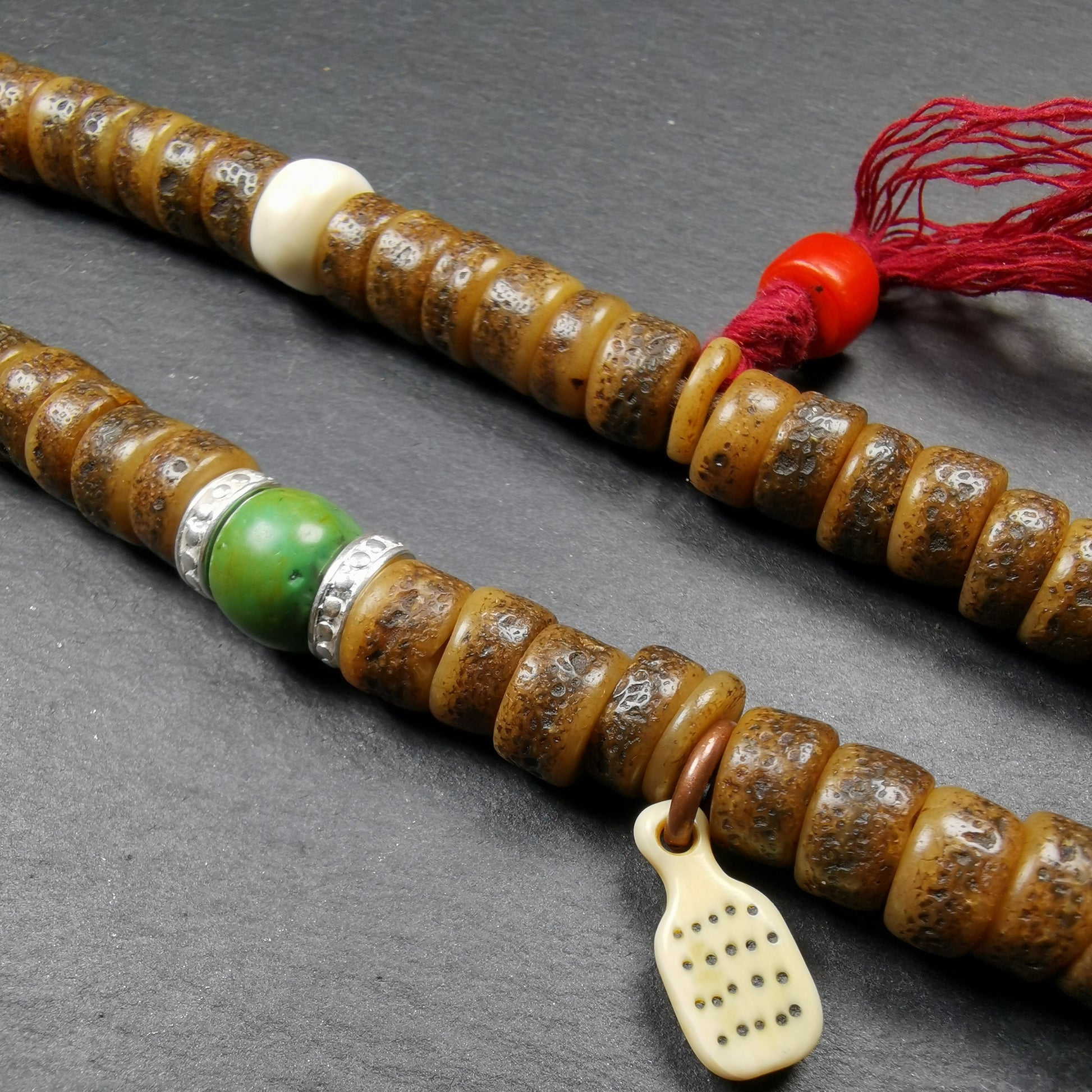 Gandhanra Old Tibetan Kapala Mala,Skull Bone Prayer Bead of Yachen Gar,collected from Nyingma Yachen Gar, and has been passed down since the 19th century,used and blessed by lamas.Comes from the master of sky burial, made according to traditional rituals, and accessories are gradually added,collection level.