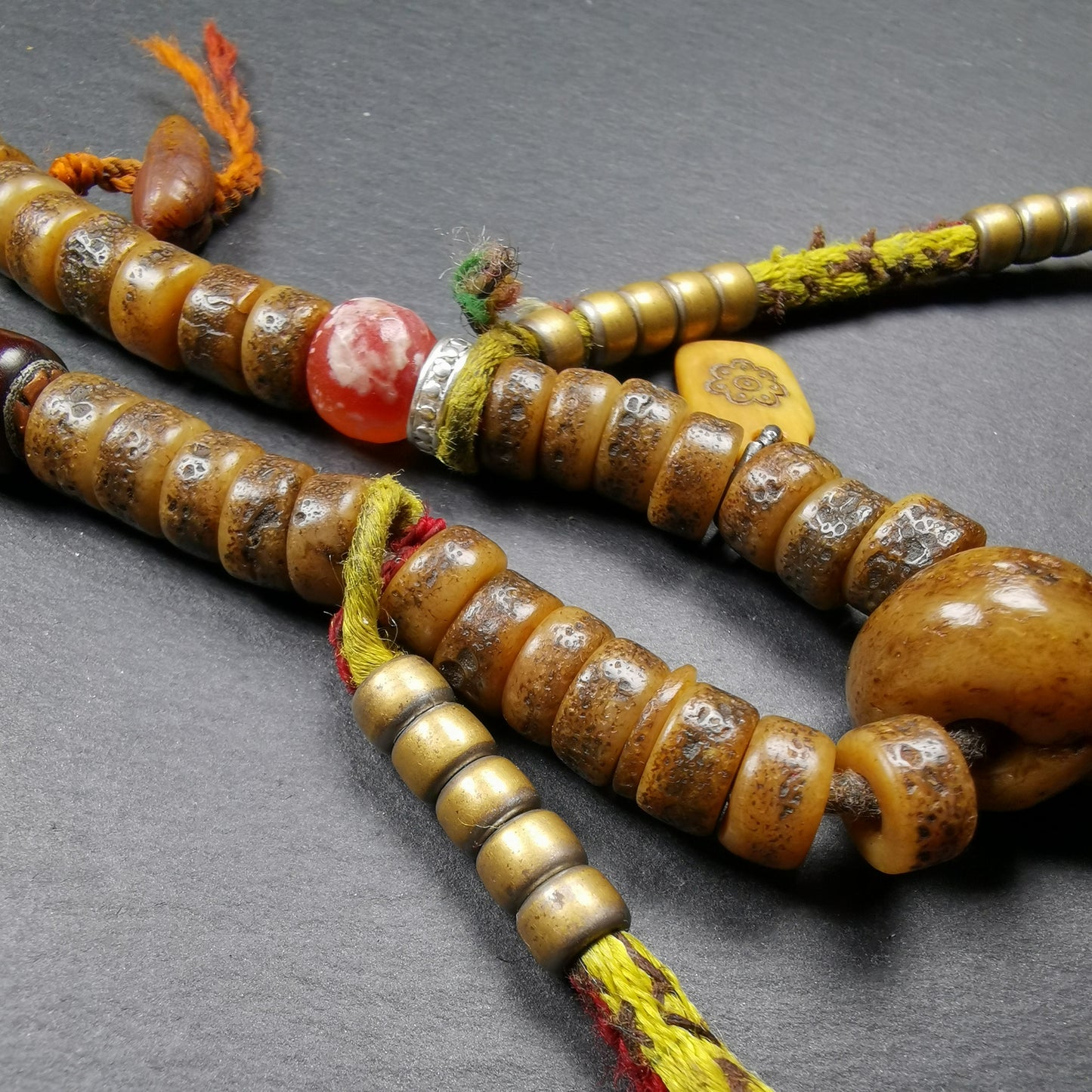 Gandhanra Old Tibetan Kapala Mala,Skull Bone Prayer Bead of Yachen Gar,collected from Nyingma Yachen Gar, and has been passed down since the 19th century,used and blessed by lamas.Comes from the master of sky burial, made according to traditional rituals, and accessories are gradually added,collection level.