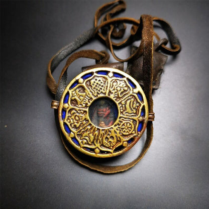 Gau Ghau Shrine, Amulet