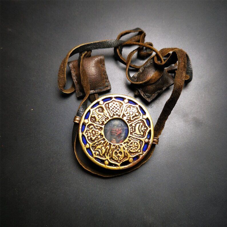 Gau Ghau Shrine, Amulet