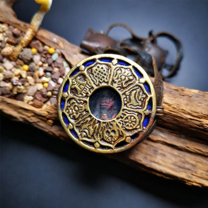 Gau Ghau Shrine, Amulet
