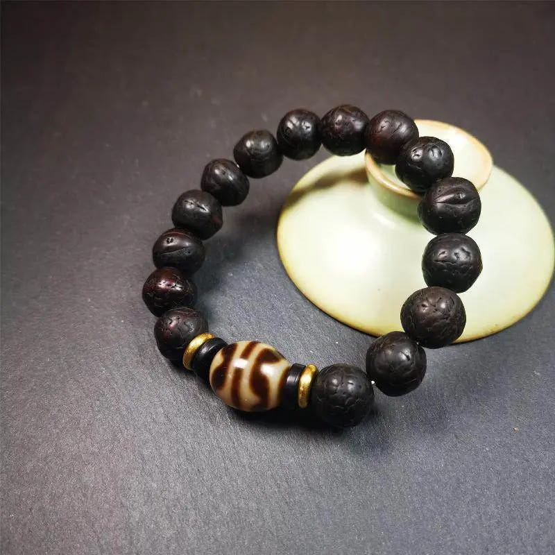 Tiger Tooth Dzi Bracelet - Tibetan dzi bead, close-up detail