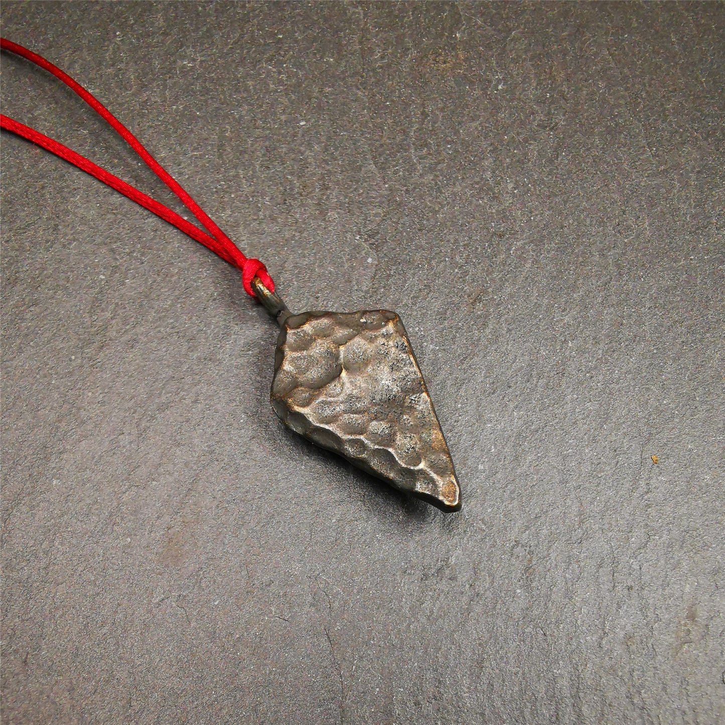 This demon pendant is made of copper, spearhead or leaf shape,dark color,size is 45mm × 20mm,You can make it a necklace, pendant, keychain,or just as an ornament.