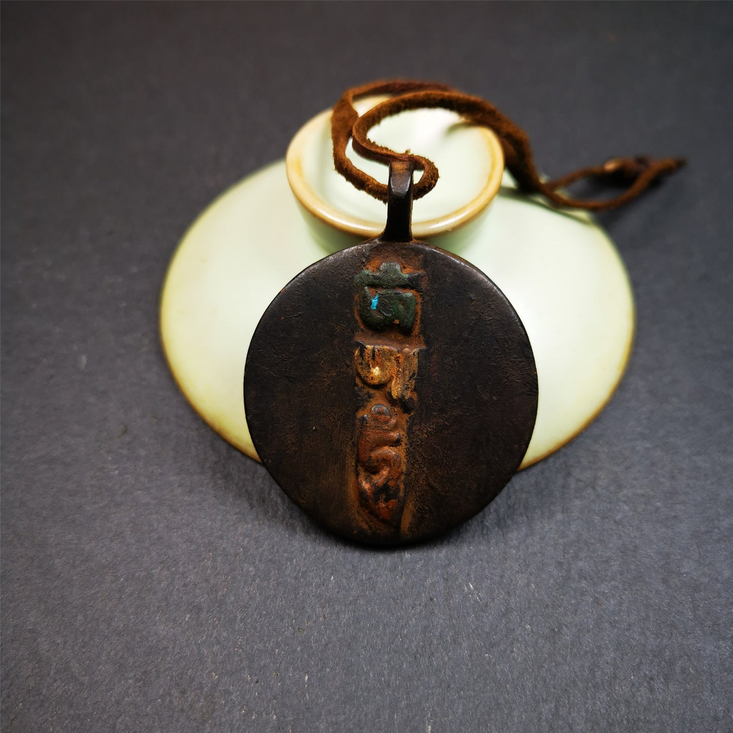 This unique Drashi Lhamo amulet pendant was collected from Rejia County. It is made of copper,painted color,size is about 1.9 × 1.5 inches, the front is Drashi Lhamo and the back is tibetan letter,means :mind,body,speach. Drashi Lhamo is auspicious god of wealth incarnated in the world,you can make it a pendant,or just put into your shrine.