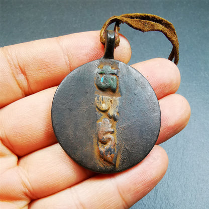 This unique Drashi Lhamo amulet pendant was collected from Rejia County. It is made of copper,painted color,size is about 1.9 × 1.5 inches, the front is Drashi Lhamo and the back is tibetan letter,means :mind,body,speach. Drashi Lhamo is auspicious god of wealth incarnated in the world,you can make it a pendant,or just put into your shrine.