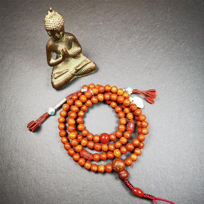 This bodhi beads mala is made by Tibetan craftsmen,about 30 years old.  It is composed of 108 bodhi seed beads, equipped with agate beads, cinnabar beads,silver bead counters are installed on both sides, 1 mantra dot clip,and finally consists a guru bead and agate bead on the end, very elegant.