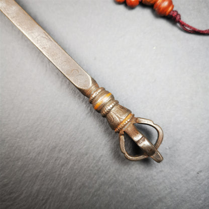 This vajra hammer was handmade by Tibetan craftsmen from Tibet in 1990's,from Hepo Town, Baiyu County, the birthplace of the famous Tibetan handicrafts. It is one ritual of dharma ritual implements,made of cold iron inlaid copper wire,size is 11.8 inches length.