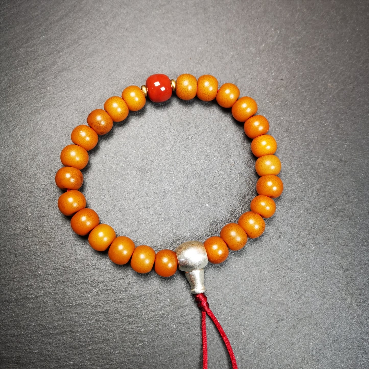 This mala was made by Tibetan craftsmen.  It is made of Corypha Linn Seeds, diameter of 10mm / 0.4",circumference is 22cm / 8.7" ,with agate spacer bead, end of a white copper guru bead.