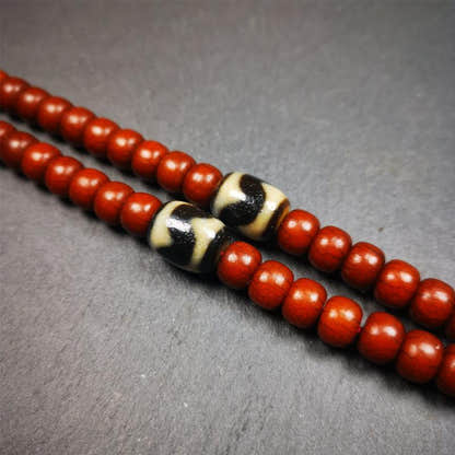 1 Pair of Tiger Tooth Dzi Beads 0.47" - Tibetan dzi bead, close-up detail
