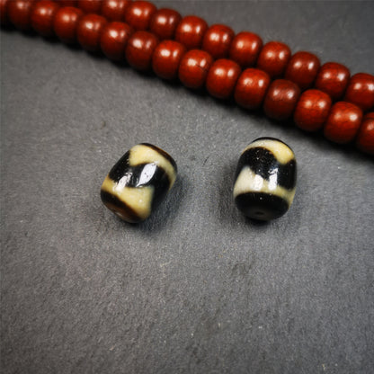 The list is a pair of tiger tooth dzi beads. These dzi beads were made in Tibet,can be used as marker beads for mala, or decorative beads on necklace or bracelet.