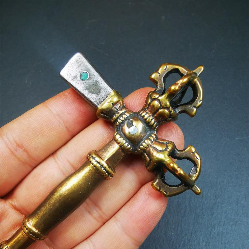 This vajra hammer was handmade by Tibetan craftsmen from Tibet in 1990's,from Hepo Town, Baiyu County, the birthplace of the famous Tibetan handicrafts. It is one ritual of dharma ritual implements,made of copper body and cold iron head.