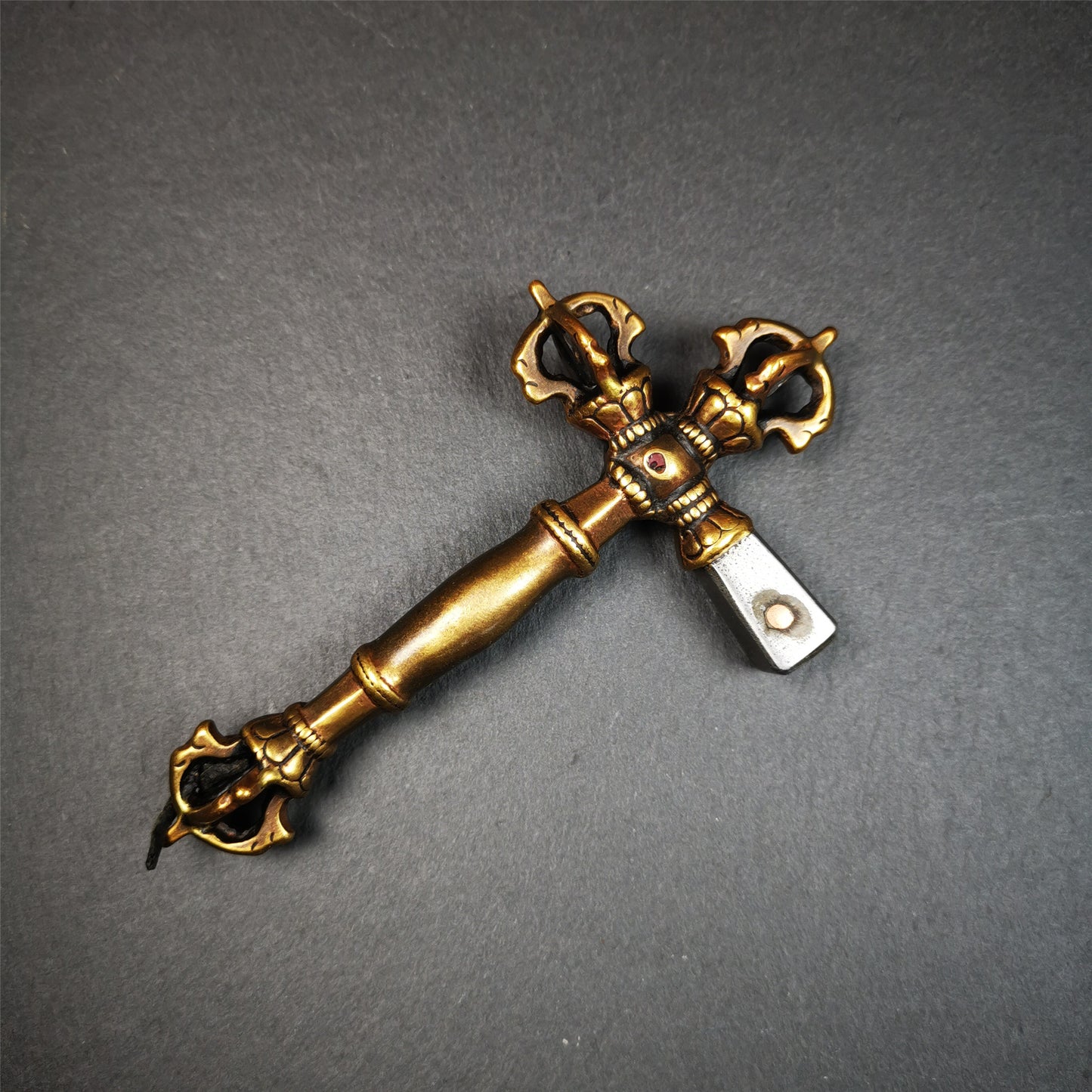 This vajra hammer was handmade by Tibetan craftsmen from Tibet in 1990's,from Hepo Town, Baiyu County, the birthplace of the famous Tibetan handicrafts. It is one ritual of dharma ritual implements,made of copper body and cold iron head.