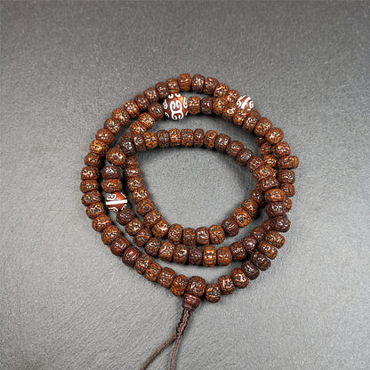 This old mala was handmade from tibetan crafts man in Baiyu County,blessed in Baiyu monastery. It's composed of 108 pcs 9mm rudraksha beads,with 3 cloud patter dzi beads,bead diameter is 0.35 inch and circumference is 30 inches.