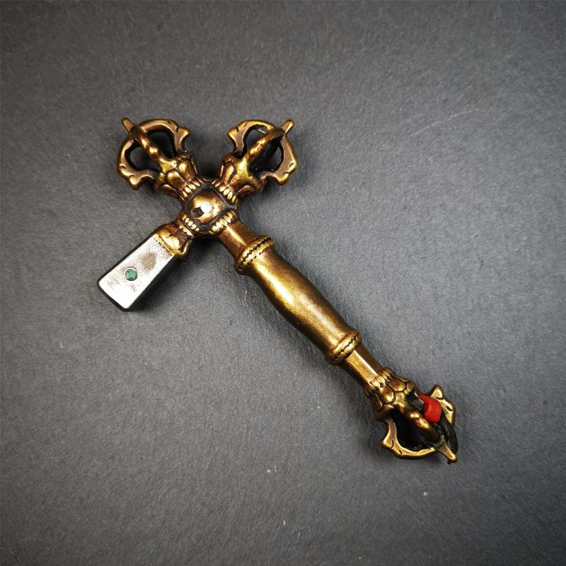 This vajra hammer was handmade by Tibetan craftsmen from Tibet in 1990's,from Hepo Town, Baiyu County, the birthplace of the famous Tibetan handicrafts. It is one ritual of dharma ritual implements,made of copper body and cold iron head.