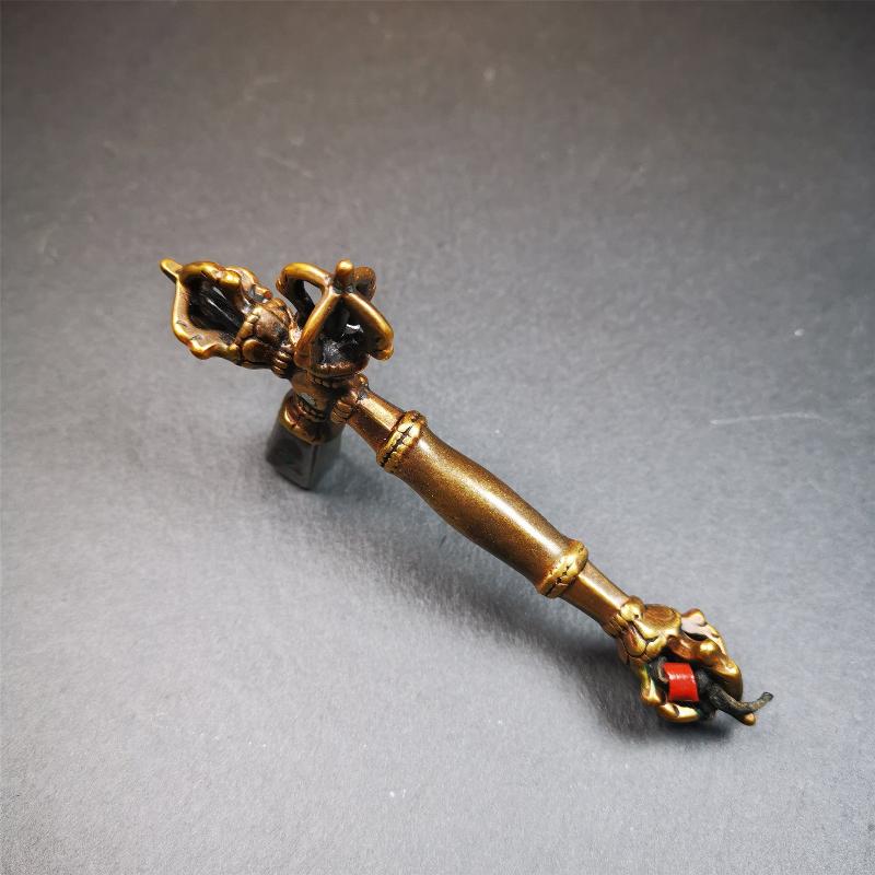 This vajra hammer was handmade by Tibetan craftsmen from Tibet in 1990's,from Hepo Town, Baiyu County, the birthplace of the famous Tibetan handicrafts. It is one ritual of dharma ritual implements,made of copper body and cold iron head.