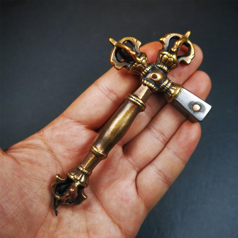 This vajra hammer was handmade by Tibetan craftsmen from Tibet in 1990's,from Hepo Town, Baiyu County, the birthplace of the famous Tibetan handicrafts. It is one ritual of dharma ritual implements,made of copper body and cold iron head.