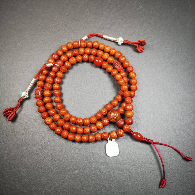 This bodhi beads mala is made by Tibetan craftsmen,about 30 years old.  It is composed of 108 bodhi seed beads, equipped with agate beads, cinnabar beads,silver bead counters are installed on both sides, 1 mantra dot clip,and finally consists a guru bead and agate bead on the end, very elegant.