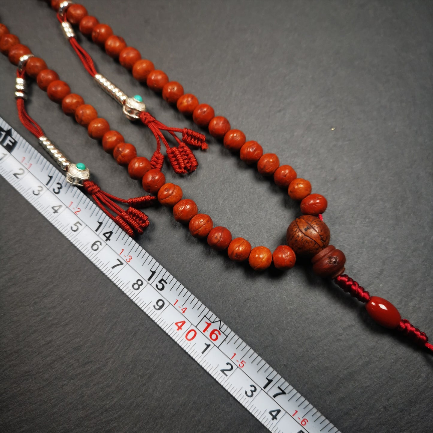 This bodhi beads mala is made by Tibetan craftsmen,about 30 years old.  It is composed of 108 bodhi seed beads, equipped with agate beads, cinnabar beads,silver bead counters are installed on both sides, 1 mantra dot clip,and finally consists a guru bead and agate bead on the end, very elegant.