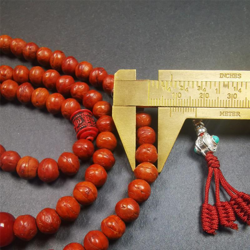 This bodhi beads mala is made by Tibetan craftsmen,about 30 years old.  It is composed of 108 bodhi seed beads, equipped with agate beads, cinnabar beads,silver bead counters are installed on both sides, 1 mantra dot clip,and finally consists a guru bead and agate bead on the end, very elegant.