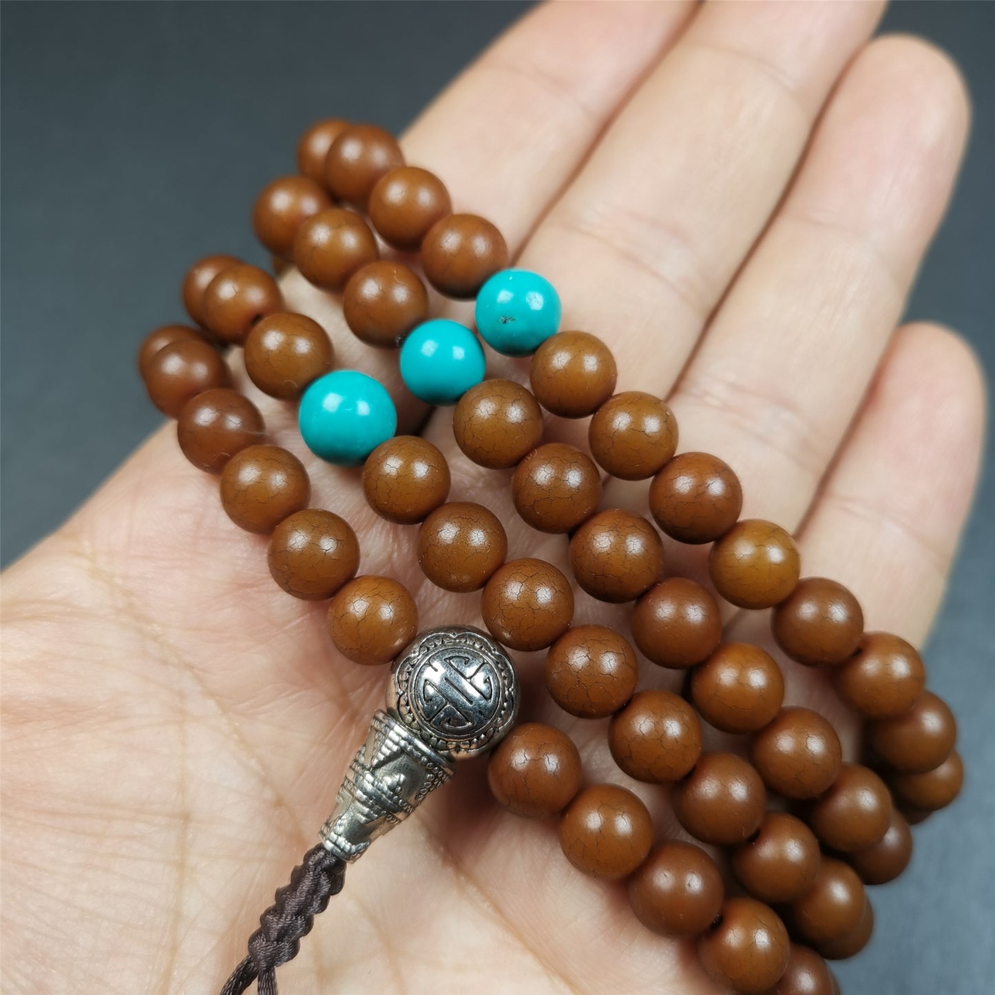 This mala was made by Tibetan craftsme.  It is made of Corypha Linn Seeds, diameter of 8.5mm,0.34 inch,circumference is 90cm,35 inches ,with 3 turquoise bead, end of a white copper guru bead.