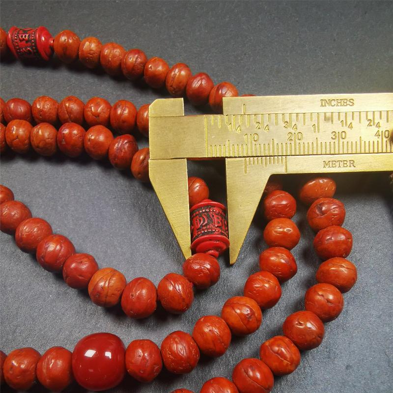 This bodhi beads mala is made by Tibetan craftsmen,about 30 years old.  It is composed of 108 bodhi seed beads, equipped with agate beads, cinnabar beads,silver bead counters are installed on both sides, 1 mantra dot clip,and finally consists a guru bead and agate bead on the end, very elegant.