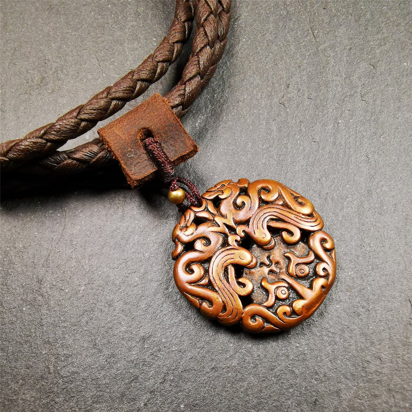 This Kirtimukha amulet was collected from Tibet, it is carved with a Kirtimukha totem,made of different materials,size is about 1.1 inch, very delicate. You can make it into a necklace, or a keychain, or just put it in your shrine.
