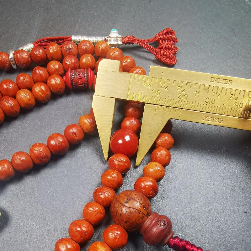 This bodhi beads mala is made by Tibetan craftsmen,about 30 years old.  It is composed of 108 bodhi seed beads, equipped with agate beads, cinnabar beads,silver bead counters are installed on both sides, 1 mantra dot clip,and finally consists a guru bead and agate bead on the end, very elegant.