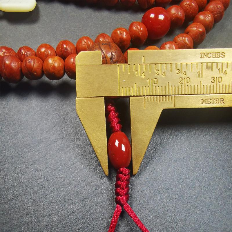 This bodhi beads mala is made by Tibetan craftsmen,about 30 years old.  It is composed of 108 bodhi seed beads, equipped with agate beads, cinnabar beads,silver bead counters are installed on both sides, 1 mantra dot clip,and finally consists a guru bead and agate bead on the end, very elegant.